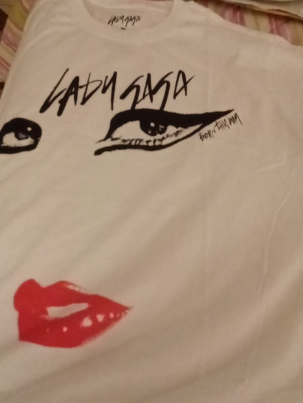 Graphic Tee with Red Lip Print - Women Makeup Inspired